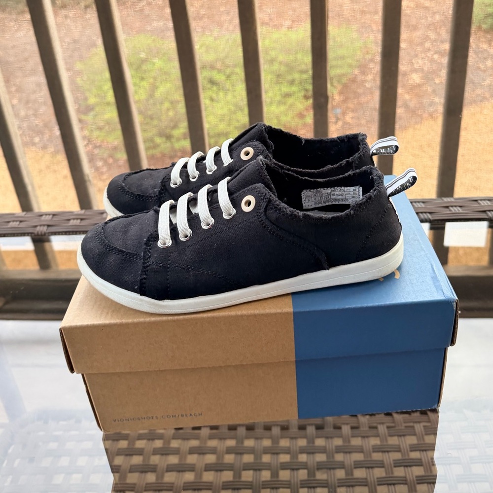 Vionic Black and White Pismo Sneakers Size 6 - Picture 4 of 9